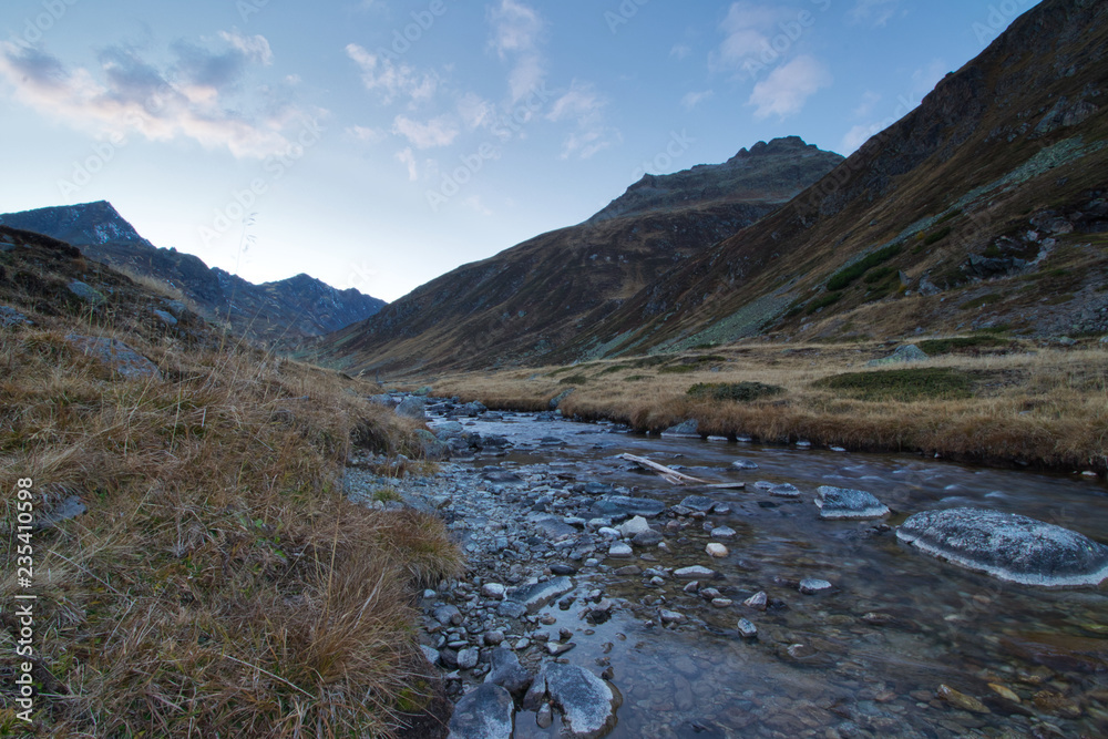 Flussbett im Herbst in den Alpen