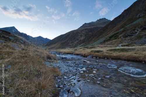 Obraz na płótnie Flussbett im Herbst in den Alpen w salonie