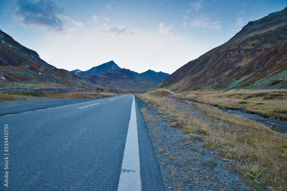 Strasse durch die Alpen