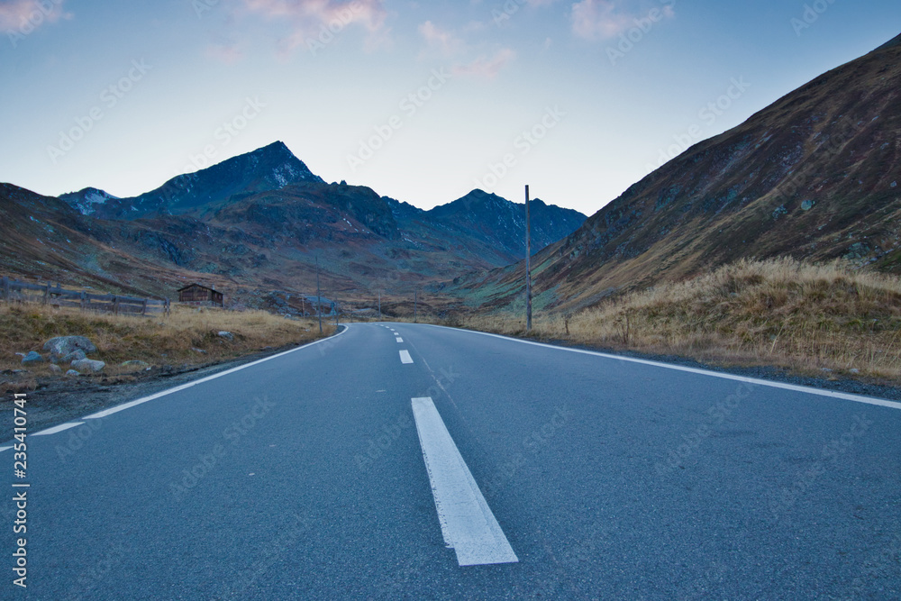 Einsame Strasse durch die Berge