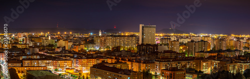 Valladolid ciudad hist  rica y cultural en Espa  a por la noche .