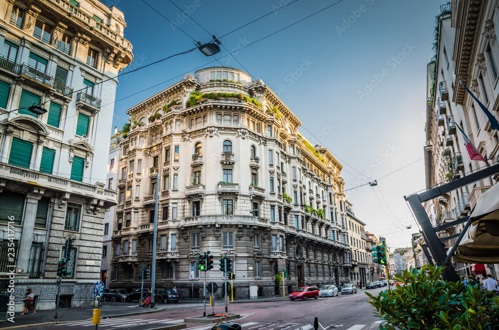 Naklejka premium Stary typowy budynek z balkonami w centrum Mediolanu we Włoszech