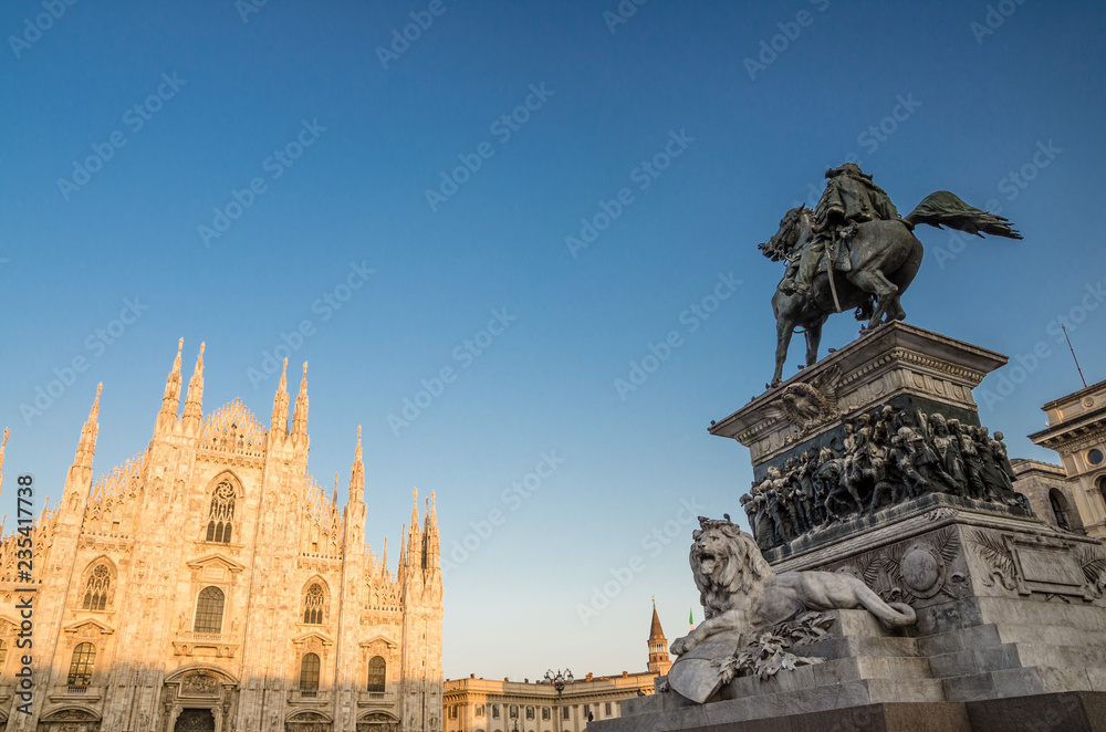 Statue di Vittorio Emanuele II, Duomo di Milano cathedral on Piazza