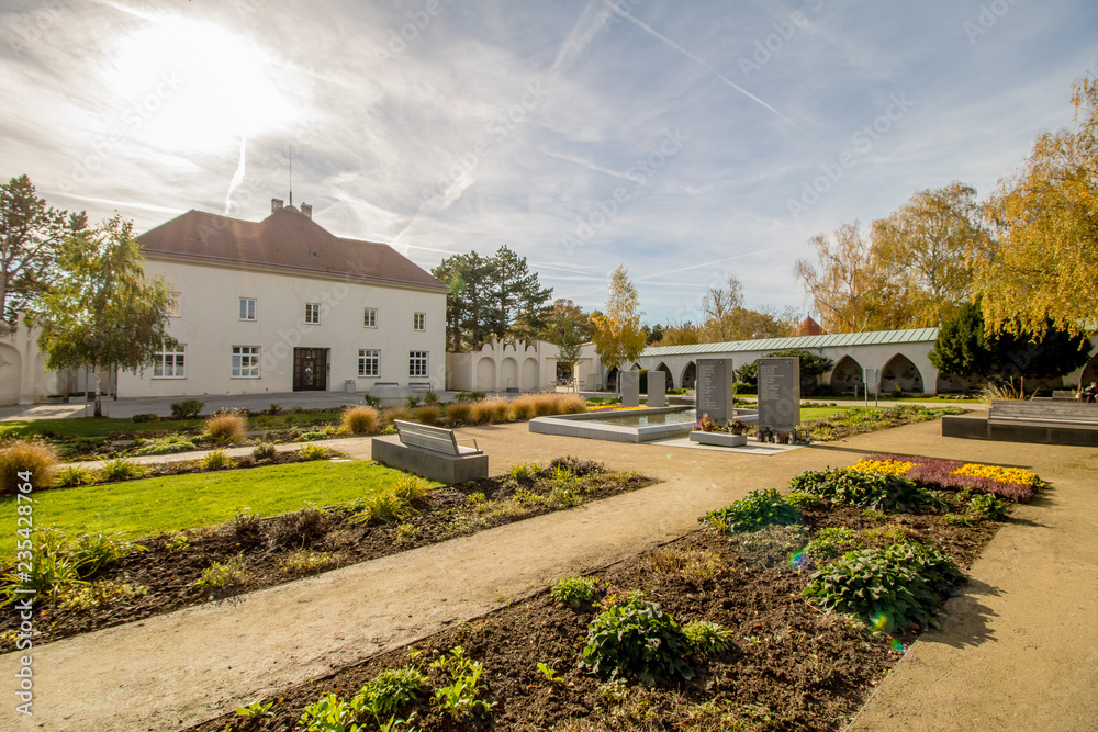 Fototapeta premium Zamek Neugebuilding wraz z parkiem w Wiedniu późnym latem, Austria