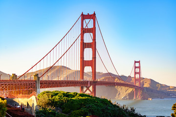 Papier peint photo Des ponts Golden Gate Bridge dans la brume  © LucVi