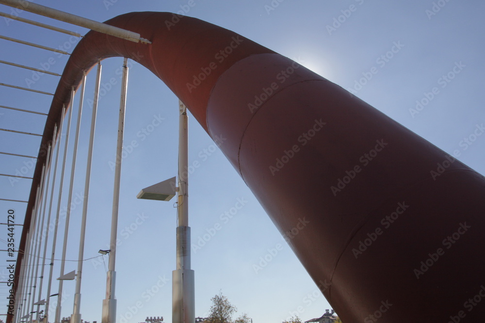 Obraz premium A red bridge over Manavgat river in Manavgat with a sun behind it