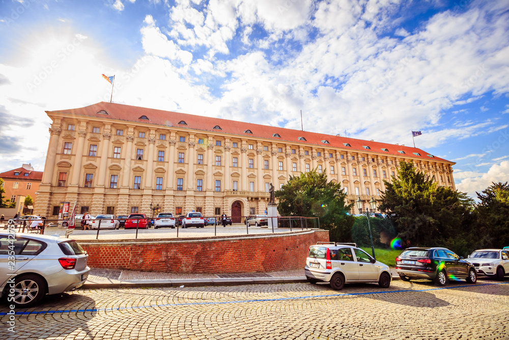 Obraz premium Praski Pałac Czerninów latem, Czechy
