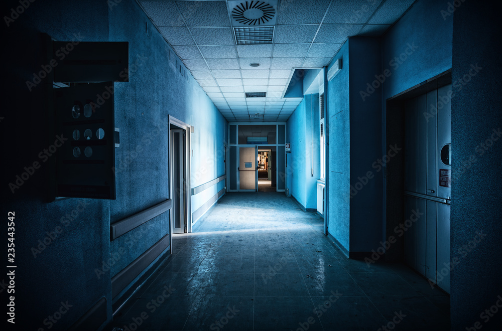 Il corridoio dell'ospedale abbandonato.