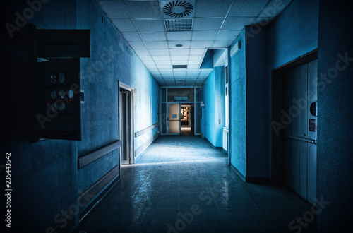 Il corridoio dell'ospedale abbandonato. photo