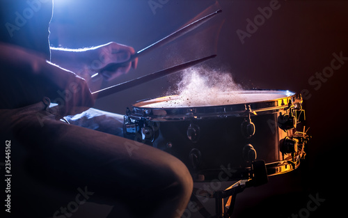 Obraz na plátně man playing the snare drum on a beautiful colored background