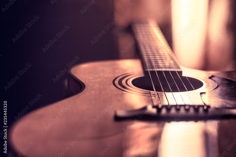 Fototapeta zbliżenie gitary akustycznej na pięknym kolorowym tle