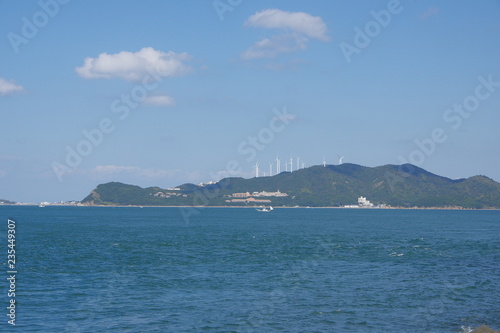 島と風車 © TeTsumi