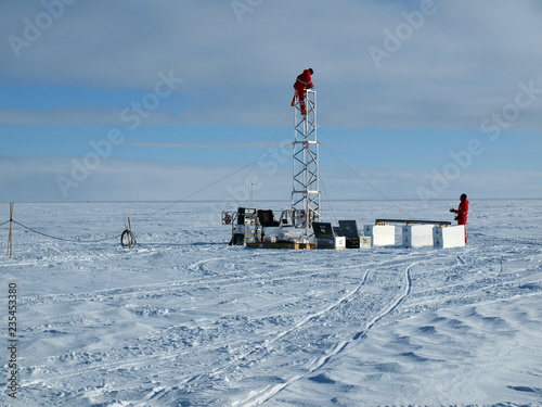 Errichtung eines Bohrturms für Eiskerne in der Arktis photo