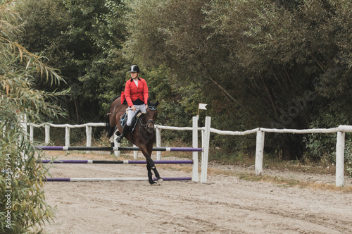 horse racing across the barrier