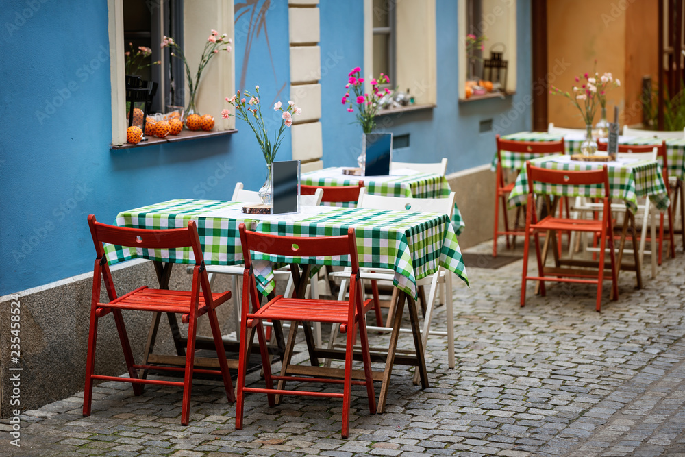 Naklejka premium tables and chairs in the restaurant