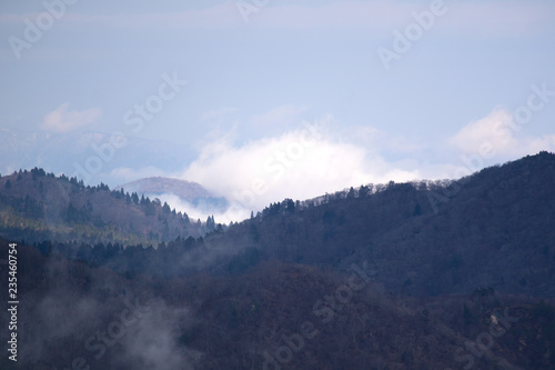 The overlooking from the top of the mountain / 山と雲と。山頂から眺めて。 © hazaku