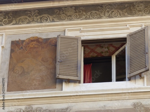 Fényképezés Piccola finestra aperta di un palazzo antico con affreschi nel centro storico di Roma in Italia