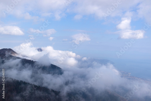 The overlooking from the top of the mountain / 山と雲と。山頂から眺めて。 © hazaku