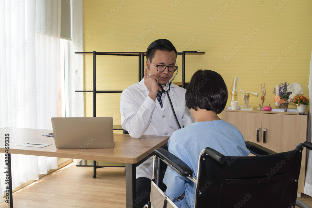 Obraz premium Doctor checking senior for health