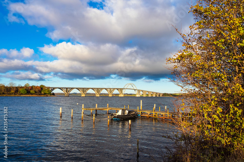 Eine Brücke zwischen Seeland und Moen in Dänemark photo