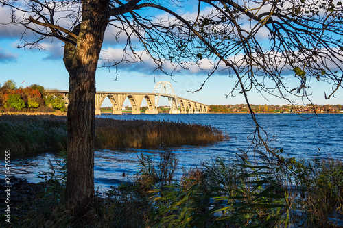Eine Brücke zwischen Seeland und Moen in Dänemark photo