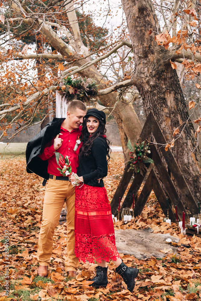 idea for a beautiful photo shoot in the fall of a couple in love idea for a beautiful photo shoot in the fall of a couple in love