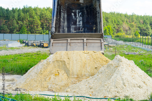 Tableau sur toile Delivery of sand for construction