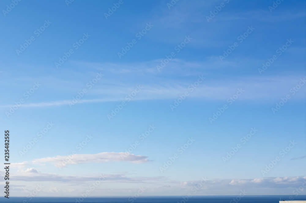 Obraz premium Blue sky, clouds, and sea