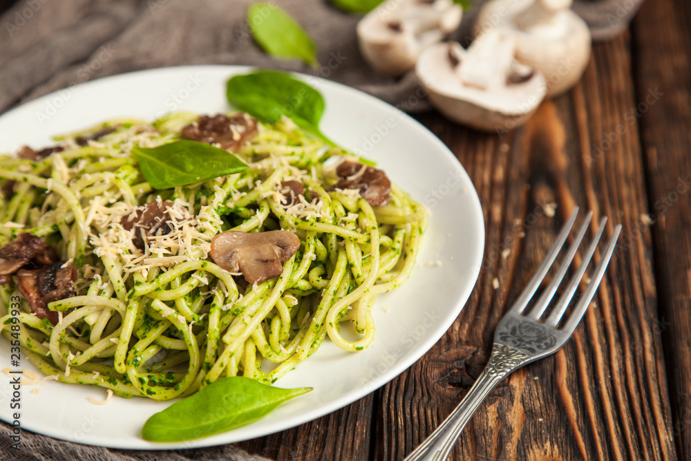delicious spaghetti dish with spinach sauce and mushrooms