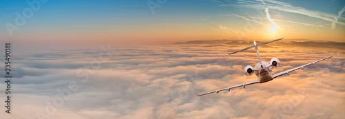 Obraz Prywatny odrzutowiec lecący ponad dramatyczne chmury.