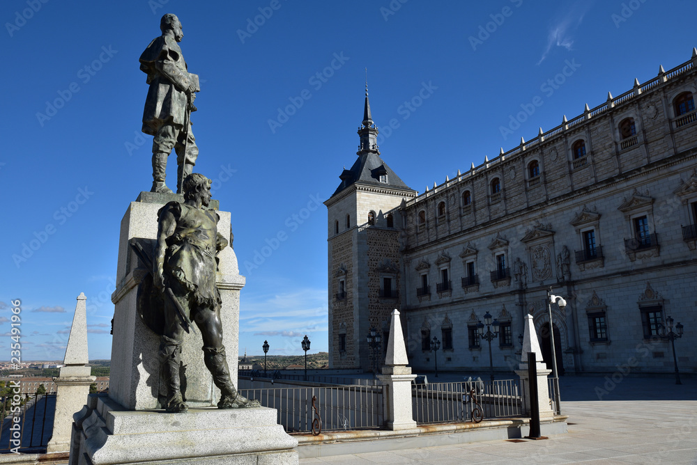 Fototapeta premium Terrasse et statues de l'Alcazar de Tolède, Espagne