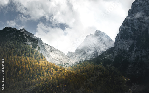 Berge in den Alpen mit Wolken und Sonne (Schatten und Licht) Bayern Berchtesgaden - Berchtesgadener Land