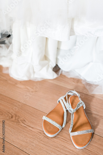 Chaussure et robe de mariée