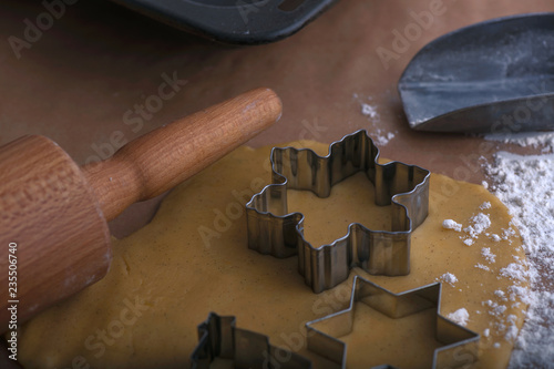 Weihnachts Plätzchen Gebäck backen mit Stern Herz Form Ausstechermit Nudelholz und Teig für Weihnachten  photo