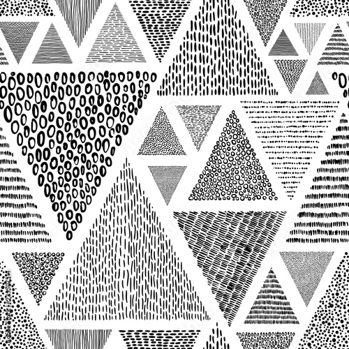 Triangles dessinés à la main dans un modèle sans couture de style doodle. Impression noir et blanc pour textiles. Motifs ethniques et tribaux.