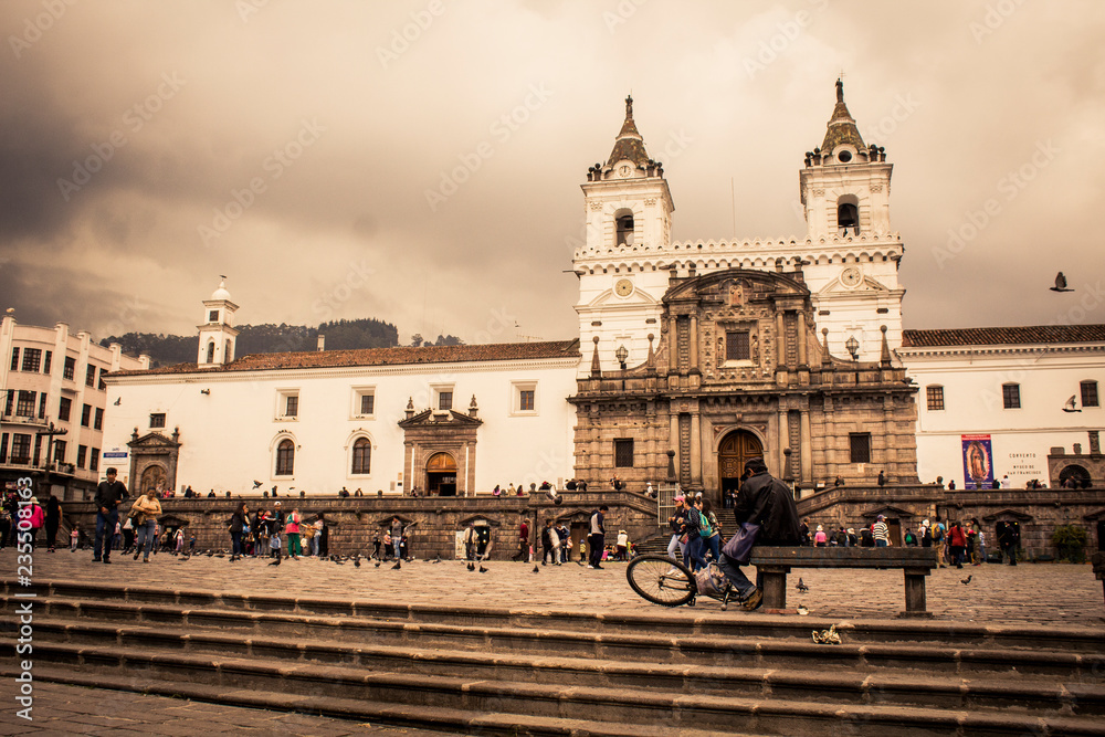 Obraz premium QUITO, ECUADOR - November 11, 2018: colonial church of San Francisco in the city of Quito Ecuador and public square