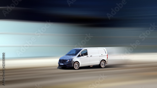 Dynamische Fahrt von einem Kleintransporter vor modernernem bewegungsunscharfen Hintergrund © th-photo