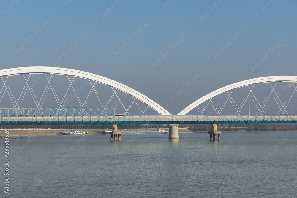 Naklejka premium Dunaj przepływający przez miasto Nowy Sad, Wojwodinę, Serbię