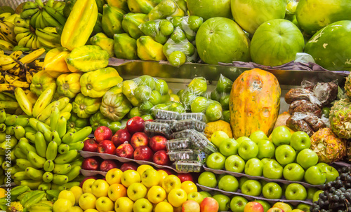 Fototapeta Naklejka Na Ścianę i Meble -  colorful photograph of well-to-do fruits in a Latino market