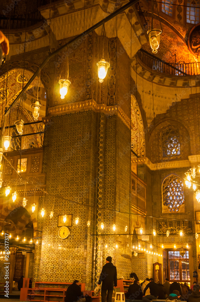 Obraz premium Eminönü, Istanbul / Turkey - 02 07 2014: Yeni Cami (New Mosque) interior.