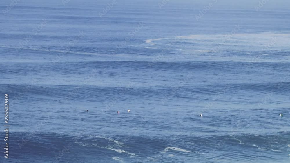 Ondas Grandes na praia do norte na Nazaré Portugal