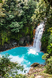Wasserfall des Rio Celeste Nationalpark in Costa Rica mit blauem Wasser