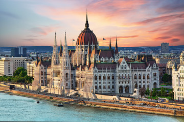 Acrylglasbilder Budapest Parlamentsgebäude in Budapest am Wasser  © e_polischuk
