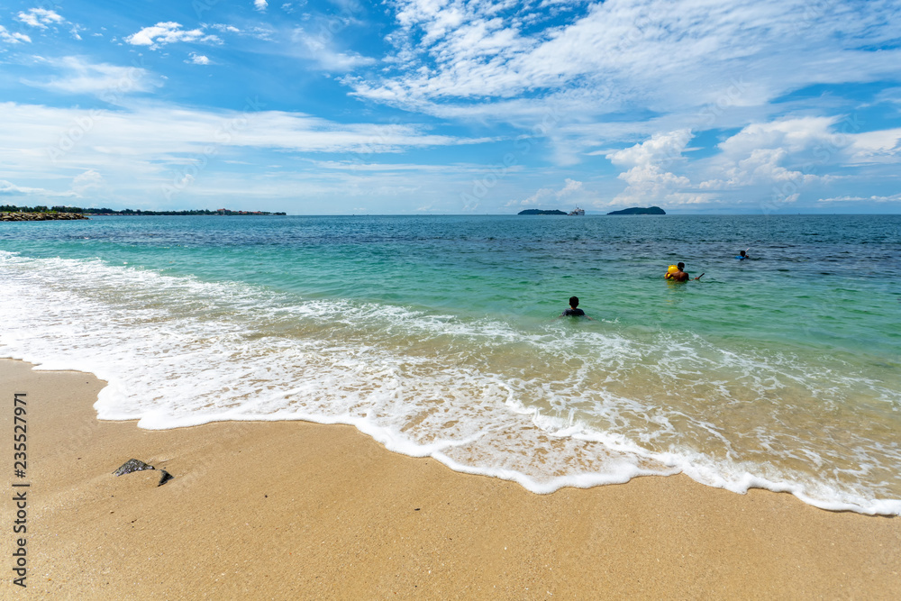 Obraz premium Turquoise water at Kota Kinabalu Beach Sabah Borneo Malaysia