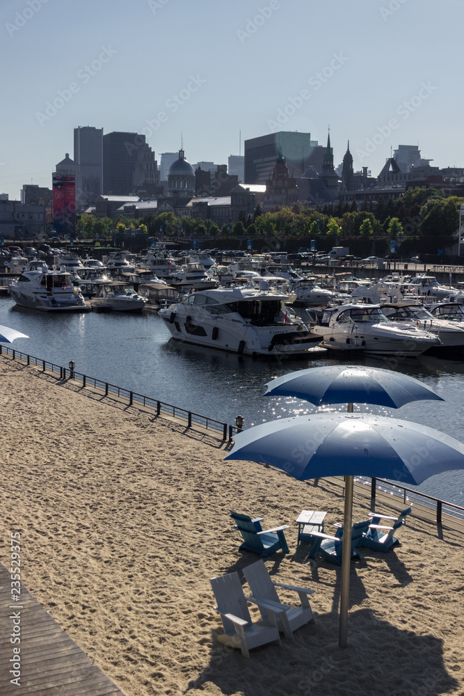 Obraz premium Horloge beach in Montreal (Canada)