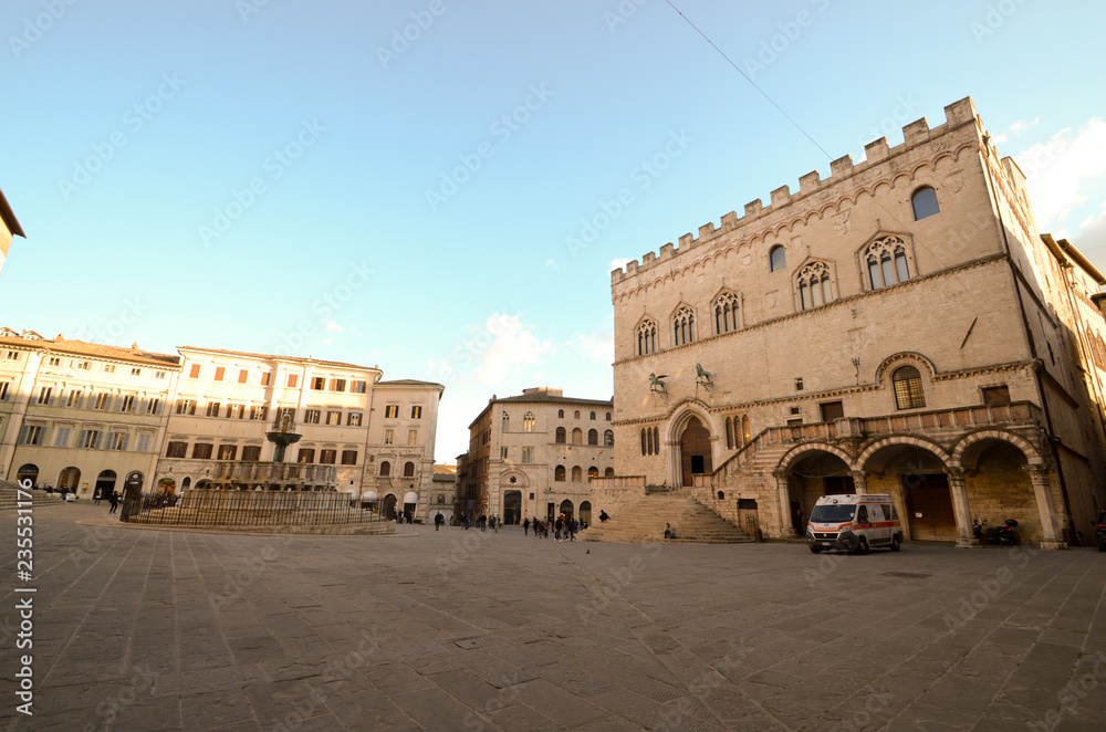 Piazza IV novembre (la piazza principale) con il palazzo dei Priori e la fontana maggiore al tramonto a Perugia, Umbria  
