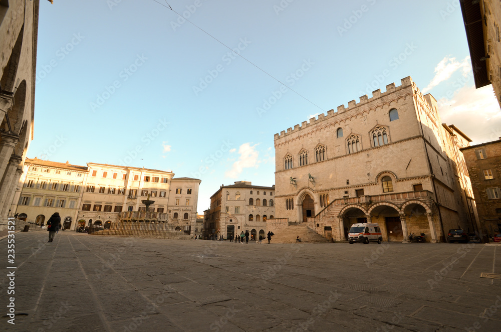 Piazza IV novembre (la piazza principale) con il palazzo dei Priori e la fontana maggiore al tramonto a Perugia, Umbria