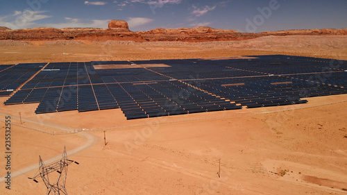 Foto Aerial view of solar power plant located in Arizona, United States