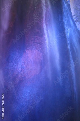 Leuchtender Wasserfall
