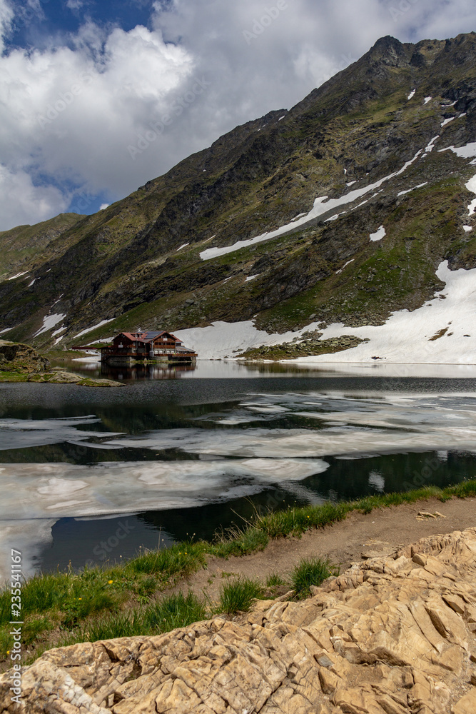 Lodge on the shores of Balea Lake